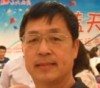 画家何兰坐