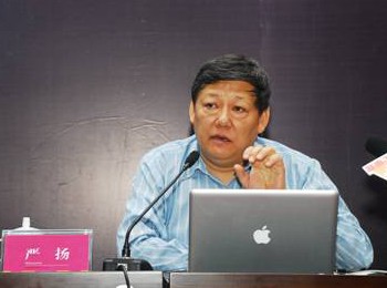 画家 严扬