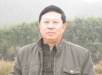 画家 何艺贵