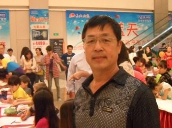 画家 何兰坐